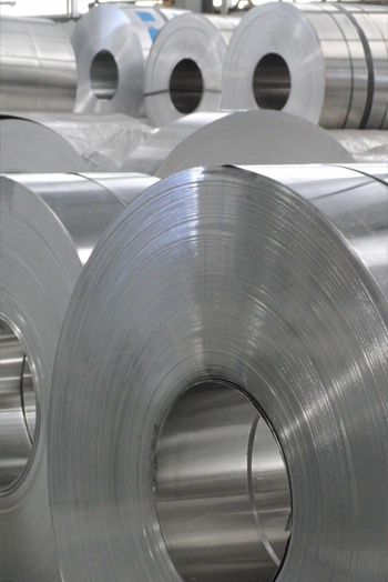 A bobina de alumínio é muito requisitada para a fabricação de embalagens – como latas, por exemplo. A vantagem é que as bobinas conseguem ser incorporadas em equipamentos industriais que fazem a moldagem personalizada do material.